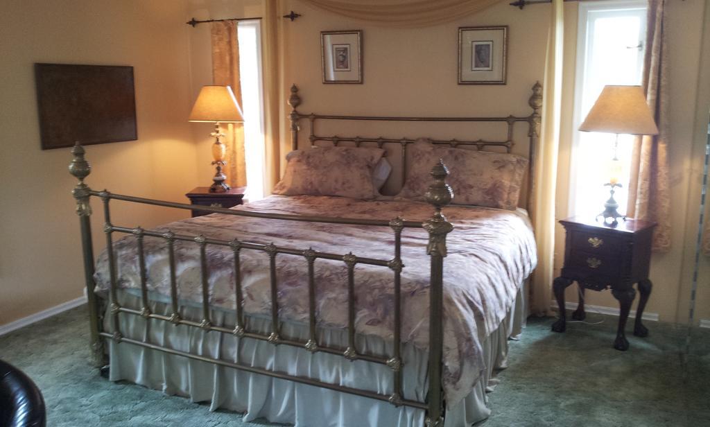 Bed and Breakfast Hemingway'S By The Sea à Esquimalt Extérieur photo