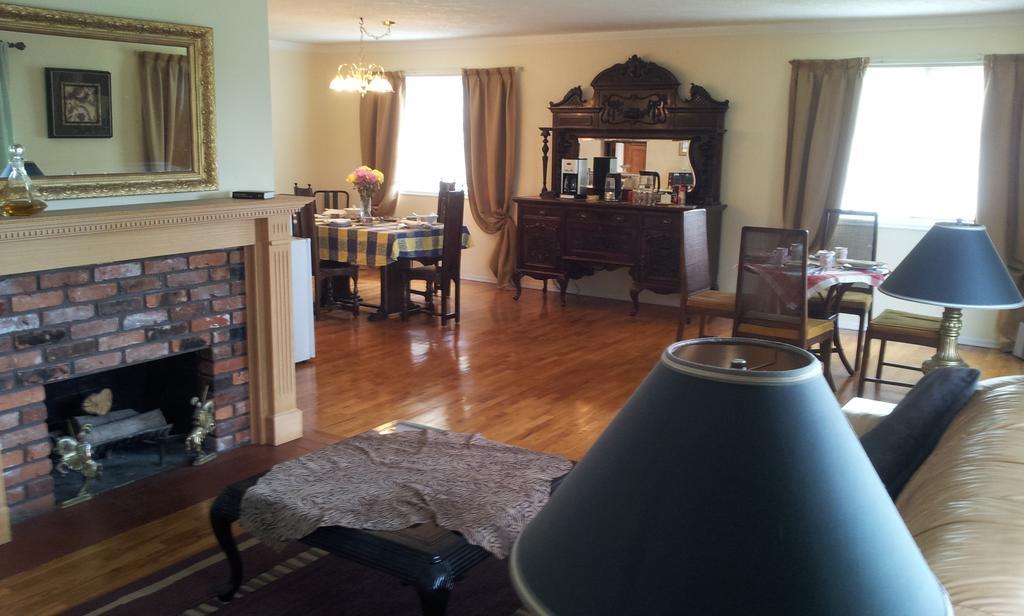 Bed and Breakfast Hemingway'S By The Sea à Esquimalt Extérieur photo