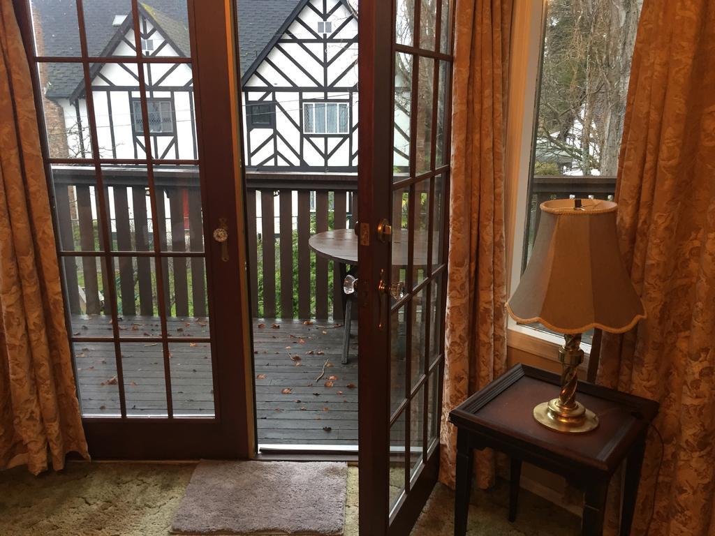 Bed and Breakfast Hemingway'S By The Sea à Esquimalt Extérieur photo