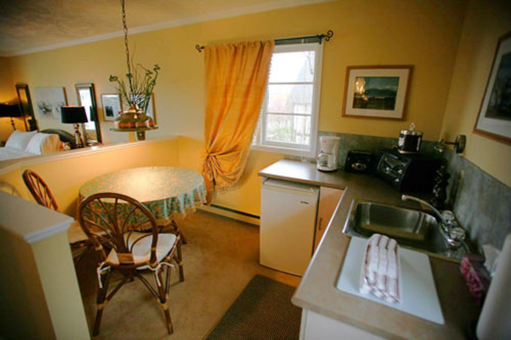 Bed and Breakfast Hemingway'S By The Sea à Esquimalt Extérieur photo