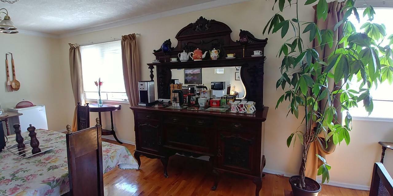 Bed and Breakfast Hemingway'S By The Sea à Esquimalt Extérieur photo