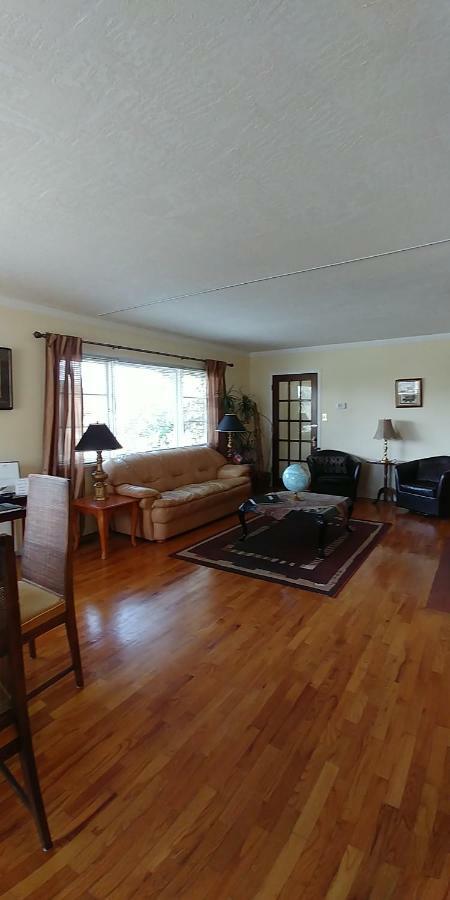 Bed and Breakfast Hemingway'S By The Sea à Esquimalt Extérieur photo